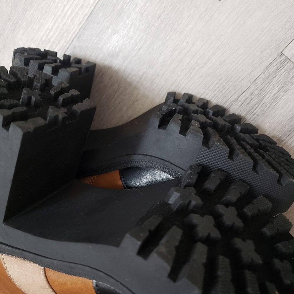 Stylish Black and Tan Women's Platform Boots - Picture 6 of 11